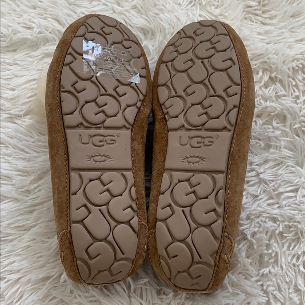authentic UGG Dakota Pom Pom Moccasins - Picture 8 of 8